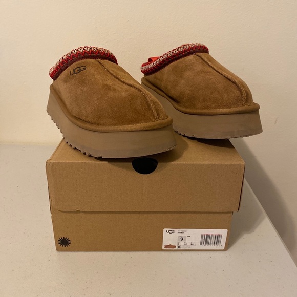 UGG Shoes - UGG Women's Tazz Slip-On Platform Mule lightly worn Size 9 Chestnut Color